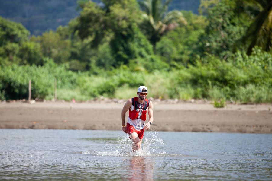 Flussüberquerung an der Costa Rica Coastal Challenge