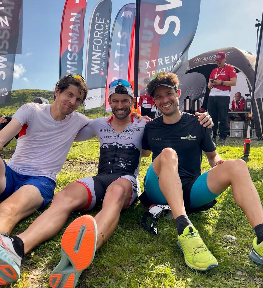 Ramon Krebs mit Freunden am Swissman 2023